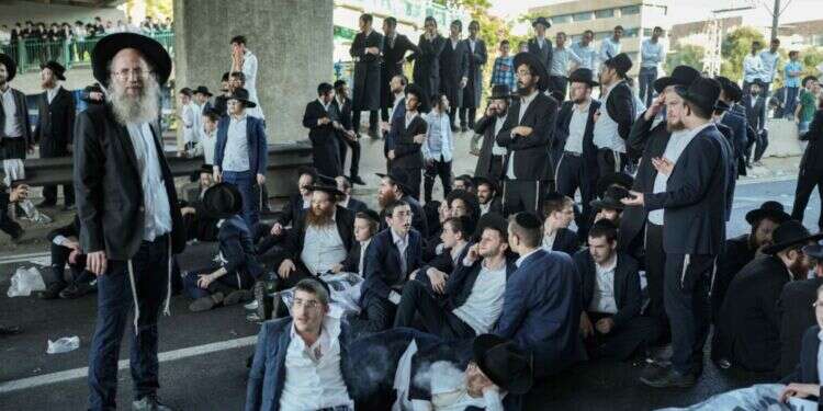 מפגינים נגד גיוס חרדים חוסמים את כביש גהה. צילום: אריק מרמור, פלאש 90 מפגינים נגד גיוס חרדים חוסמים את כביש גהה בשבוע שעבר. צילום: אריק מרמור, פלאש 90