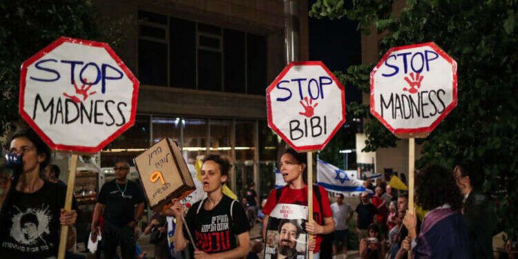 מפגינים מול בית ראש הממשלה בירושלים, במוצאי השבת האחרונה. צילום: ג'מאל עוואד, פלאש 90 ההפגנות בקיסריה חושפות את פרצופו האמיתי של השמאל