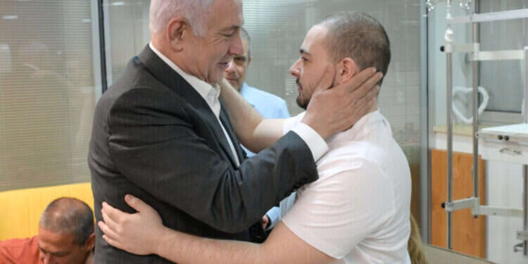 ראש הממשלה בנימין נתניהו נפגש עם חטופים שחולצו ובני משפחותיהם בביה״ח שיבא. צילום: מעיין טואף / לע״מ "אפס טעויות": התפקיד המשמעותי של כפיר וצנחנים במבצע החילוץ