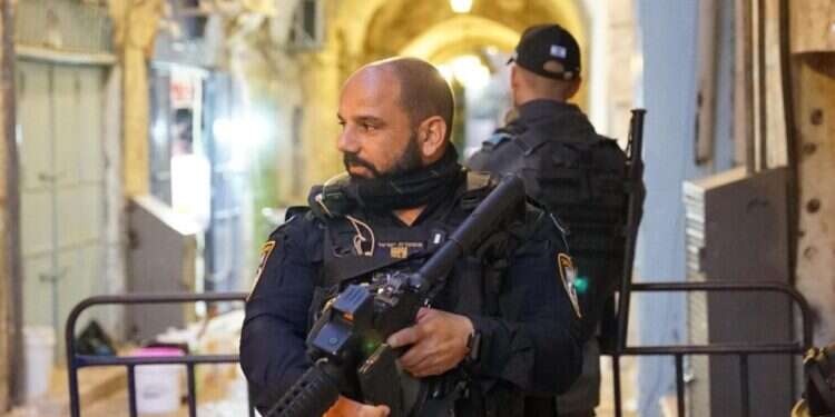 פעילות שוטרי מרחב דוד בעיר העתיקה בירושלים. צילום: דוברות המשטרה הותר לפרסום: נמנעו פיגועים בעיר העתיקה ובבית אל