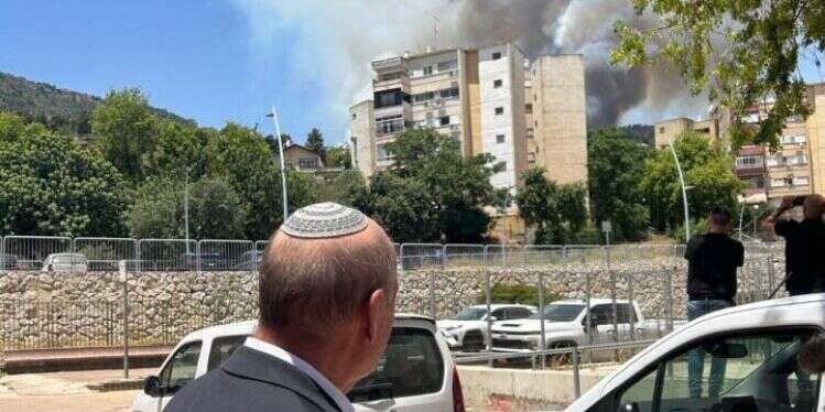 מבקר המדינה מתניהו אנגלמן בסיור בצפון המופגז. צילום: משרד מבקר המדינה המבקר במתקפה חריפה: "המדינה נכשלה בפינוי התושבים ולא מתקנת את הליקויים"