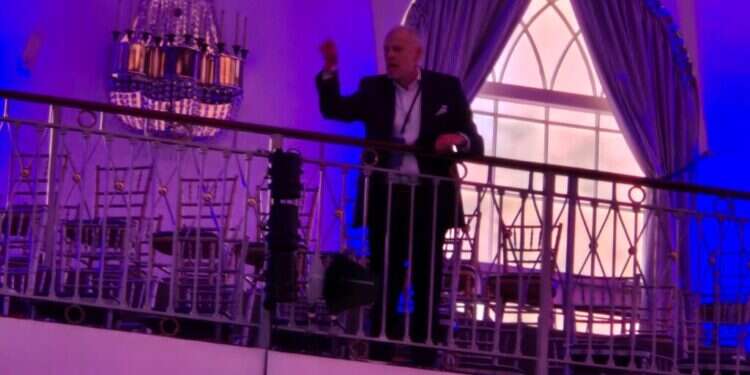 מפגין מתפרץ לוועידת הג'רוזלם פוסט בניו יורק. צילום: מיכאל טוכפלד ועידת הג'רוזלם פוסט בניו יורק: מחאות נגד הממשלה – ובעד חמאס