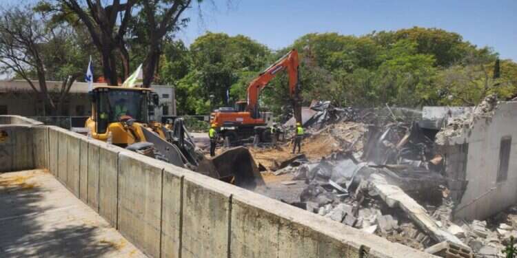 קיבוץ בארי: החלה הריסת מבני הציבור שנפגעו ב-7 באוקטובר