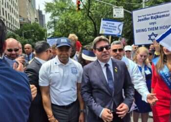 עם ראש עיריית ניו־יורק אריק אדמס בצעדה למען ישראל בניו־יורק, ביום ראשון. צילום: מיכאל טוכפלד