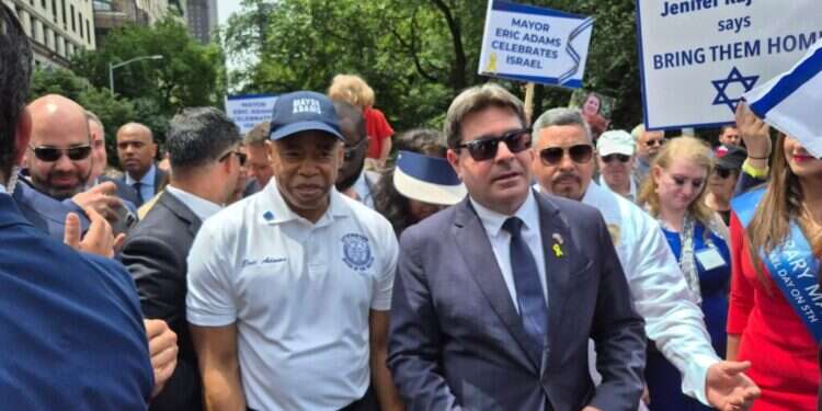 עם ראש עיריית ניו־יורק אריק אדמס בצעדה למען ישראל בניו־יורק, ביום ראשון. צילום: מיכאל טוכפלד