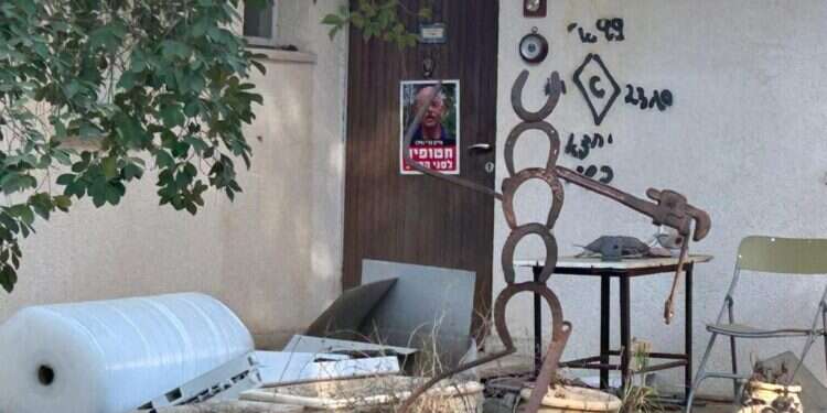 ביתו של חיים פרי בניר־עוז, אתמול. צילום: אורלי גולדקלנג "החטופים ששוחררו בדצמבר ידעו לספר לנו שהם היו בקבוצה ביחד"