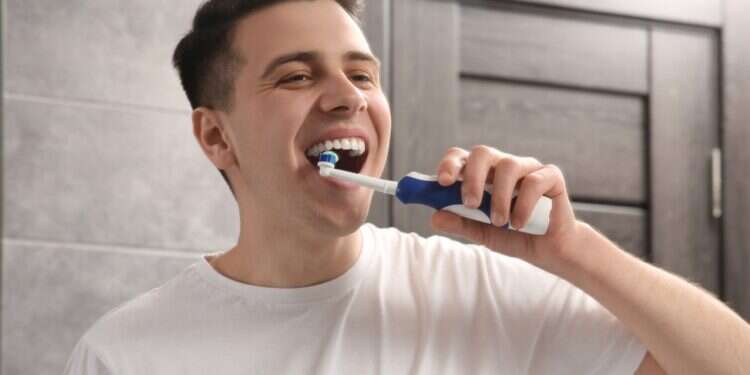 צילום: שאטרסטוק חשמלית או ידנית: מחקרים מצאו איזו מברשת שיניים טובה יותר