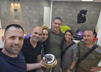 חוגגים יום הולדת לאחד מחברי כיתת הכוננות של קריית שמונה. צילום: דוברות קריית שמונה