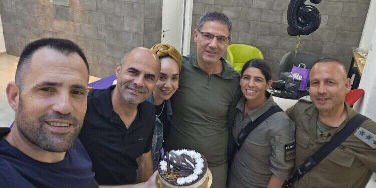 חוגגים יום הולדת לאחד מחברי כיתת הכוננות של קריית שמונה. צילום: דוברות קריית שמונה