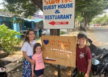 כשהעולם מתהפך, נותר רק לחבק: מבט על המלחמה מהודו הרחוקה