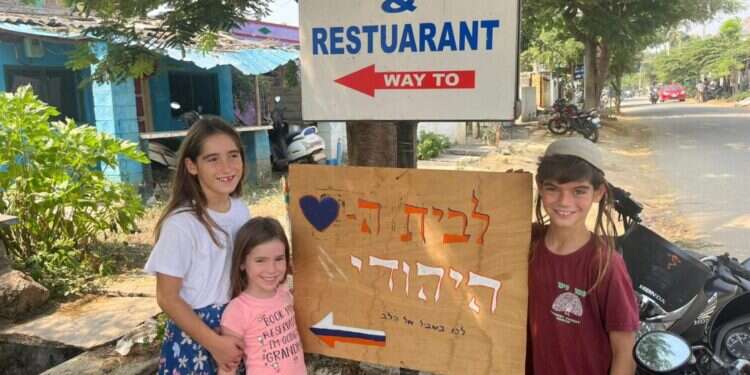 כשהעולם מתהפך, נותר רק לחבק: מבט על המלחמה מהודו הרחוקה