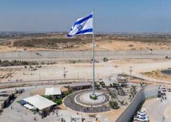 בנקודה שבה חדרו המחבלים: הדגל הגדול בישראל הונף בנתיב העשרה