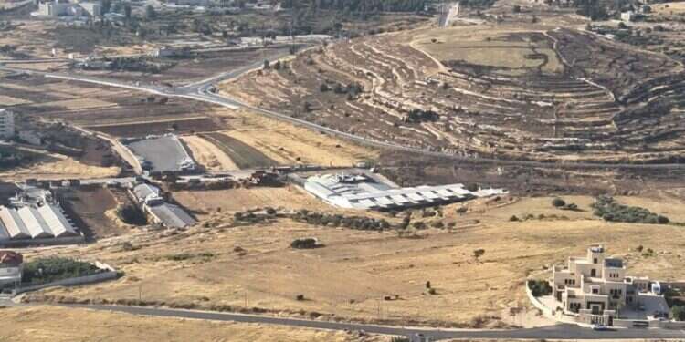 מתחת לאף: הפלסטינים סללו כביש לא חוקי בסמוך לבסיס המנהל האזרחי