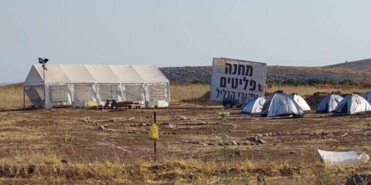 מיצג מחאה של תושבי הצפון ליד צומת עמיעד. צילום: אריאל נוסבאום, TPS סאגה של הארכות בהולות: קיצור תולדות פינוי יישובי הצפון