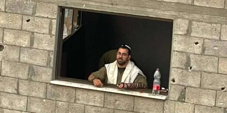 סעדיה דרעי הי חייל יהודי מתפלל ברובה. סעדיה דרעי ז"ל. צילום: באדיבות המשפחה