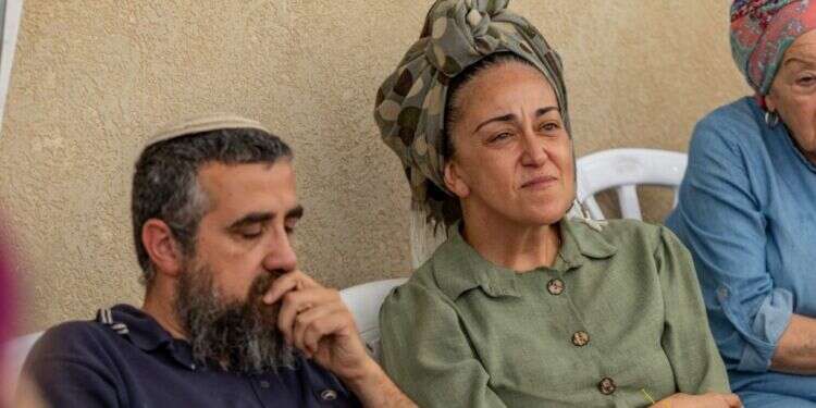 ללי וחיים דרעי בסוכת האבלים. צילום: נעמה שטרן "הילד הזה היה ההתגשמות של כל החלומות שלנו"