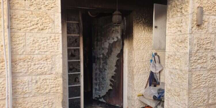 בית משפחת זהבי בכוכב יעקב, לאחר השרפה. צילום: תיעוד מבצעי מד "פעלה כמו לביאה": עדינה זהבי הגנה על ילדיה – ונספתה בשרפה