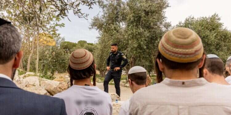 תובע פיצויים: "מנעו ממני לעלות להר כי אני בעל פאות"