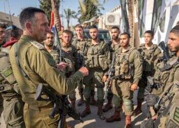 הרמטכ"ל הרצי הלוי עם לוחמי נצח יהודה בגבול רצועת עזה. צילום: דובר צה"ל