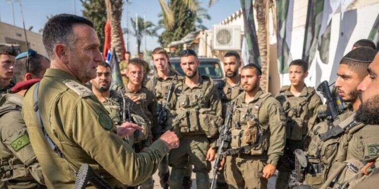 הרמטכ"ל הרצי הלוי עם לוחמי נצח יהודה בגבול רצועת עזה. צילום: דובר צה"ל