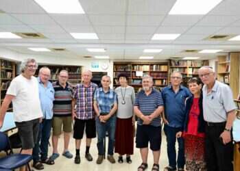 נפגשים בבית הכנסת. ותיקי עלומים ששבו כדי להתכונן לחזרה של כל שאר החברים. צילום: יוסי זליגר