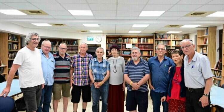 נפגשים בבית הכנסת. ותיקי עלומים ששבו כדי להתכונן לחזרה של כל שאר החברים. צילום: יוסי זליגר נפגשים בבית הכנסת. ותיקי עלומים ששבו כדי להתכונן לחזרה של כל שאר החברים. צילום: יוסי זליגר