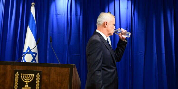 גנץ אחרי הודעת הפרישה, ביום ראשון. צילום: יוסי זליגר גנץ אחרי הודעת הפרישה, ביום ראשון. צילום: יוסי זליגר