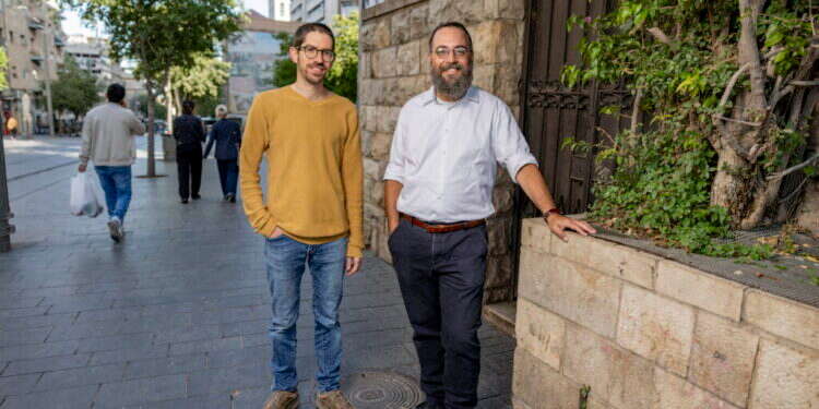 "הרבה גושניקים חמורי סבר מתחילים לבכות כשהם מתחילים לדבר על הרב עמיטל". שטדלר וגלעד. צילום: נעמה שטרן