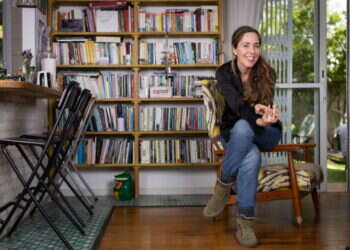 שירי ארצי (52) תסריטאית, סופרת ומנחת סדנאות כתיבה. צילום: אריק סולטן