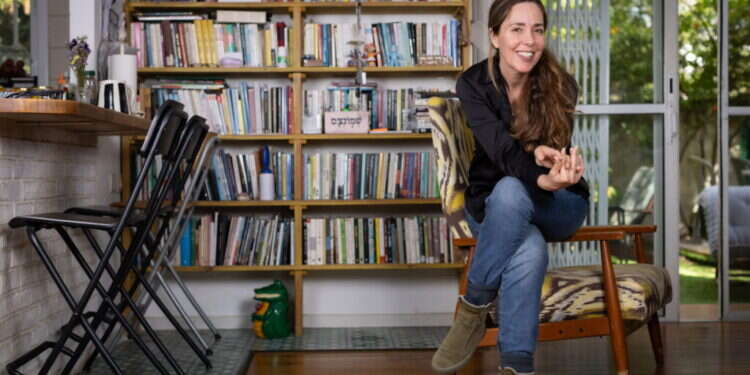 שירי ארצי (52) תסריטאית, סופרת ומנחת סדנאות כתיבה. צילום: אריק סולטן
 שירי ארצי (52) תסריטאית, סופרת ומנחת סדנאות כתיבה. צילום: אריק סולטן