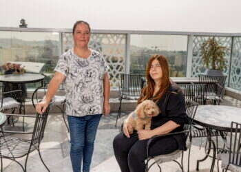 מירב לוי (יושבת) ואילנית בן־שטרית במלון בת־שבע בירושלים. צילום: נעמה שטרן