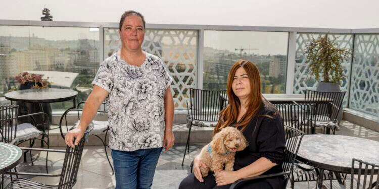 מירב לוי (יושבת) ואילנית בן־שטרית במלון בת־שבע בירושלים. צילום: נעמה שטרן מירב לוי (יושבת) ואילנית בן־שטרית במלון בת־שבע בירושלים. צילום: נעמה שטרן