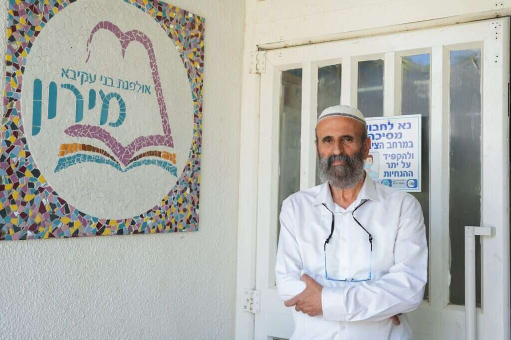 רב מיכאל קאפח, ראש האולפנה: "בשבועות לא זזתי ממערכת הכריזה. אנחנו לא מחכים לאזעקה. ברגע שאני רואה בטלפון שיש נפילה, אני מכריז: בנות, למקלטים. צילום: אייל מרגולין, ג'יני