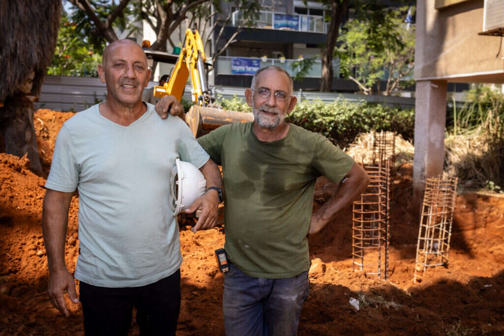"אני מגיע הביתה גמור, אבל עם הרבה אדרנלין". ציון דהן (משמאל) ואחיו אבנר. צילום: אריק סולטן