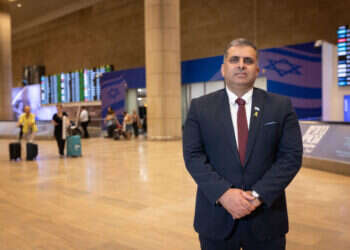 להסתכל לאויב בעיניים. השר אופיר סופר בנתב"ג, השבוע. צילום: אריק סולטן