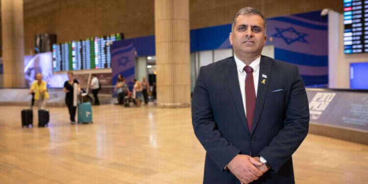 להסתכל לאויב בעיניים. השר אופיר סופר בנתב"ג, השבוע. צילום: אריק סולטן