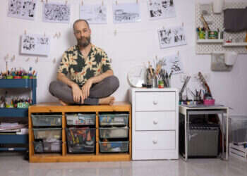 "אני תולה את הדפים בזמן העבודה, וכך יכול לראות מה עובד ביחד ומה פחות". גלעד סליקטר בסטודיו. צילום: אריק סולטן