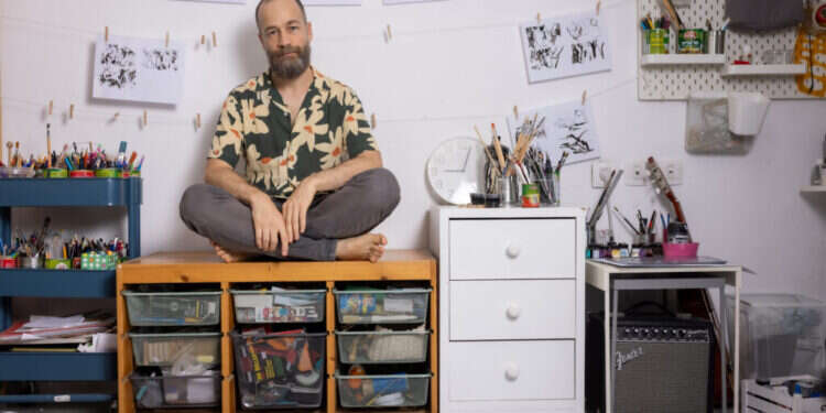 "אני תולה את הדפים בזמן העבודה, וכך יכול לראות מה עובד ביחד ומה פחות". גלעד סליקטר בסטודיו. צילום: אריק סולטן
