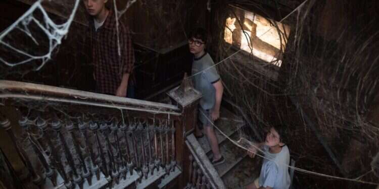 בספרות המתח יש משהו אוניברסלי שנוגע במהות האנושית. מתוך הסרט "זה", המבוסס על ספרו של סטיבן קינג. צילום: באדיבות yes