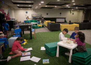 מפונים מקיבוץ ניר עם. צילום: מרים אלסטר - פלאש 90