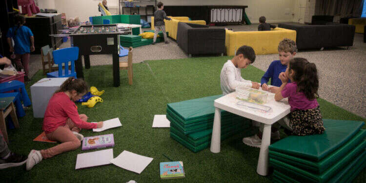 מפונים מקיבוץ ניר עם. צילום: מרים אלסטר - פלאש 90