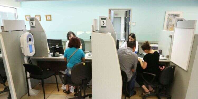 משרד הפנים בראשון לציון. למצולמים אין קשר לכתבה. צילום: יהושע יוסף בוטלה חובת רישום שם קודם של טנסג'נדרים בתעודת הזהות