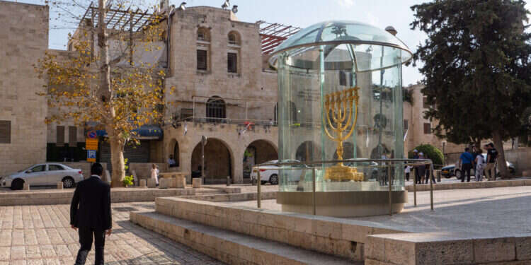 דגם המנורה ברובע היהודי בירושלים צילום: שאטרסטוק דגם המנורה ברובע היהודי בירושלים העיר העתיקה