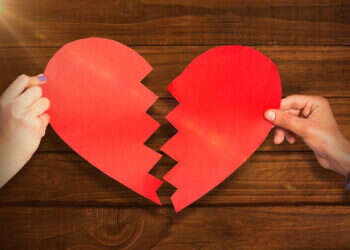 ידיים מחזיקות לב שבור. צילום: שאטרסטוק