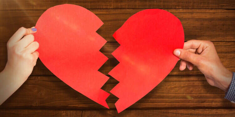 צילום: שאטרסטוק ידיים מחזיקות לב שבור. צילום: שאטרסטוק