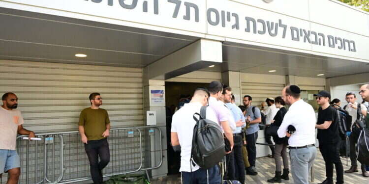 סוגיה חברתית. צעירים חרדים בלשכת הגיוס. צילום: יוסי זליגר