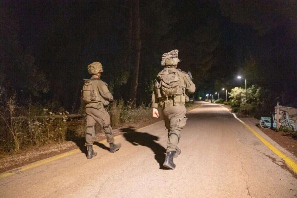 חיילי הגדוד מסיירים במלכיה. צילום: דו"צ