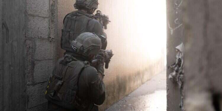 סיירת צנחנים בלחימה בעזה. צילום: דובר צה "אפס טעויות": התפקיד המשמעותי של כפיר וצנחנים במבצע החילוץ