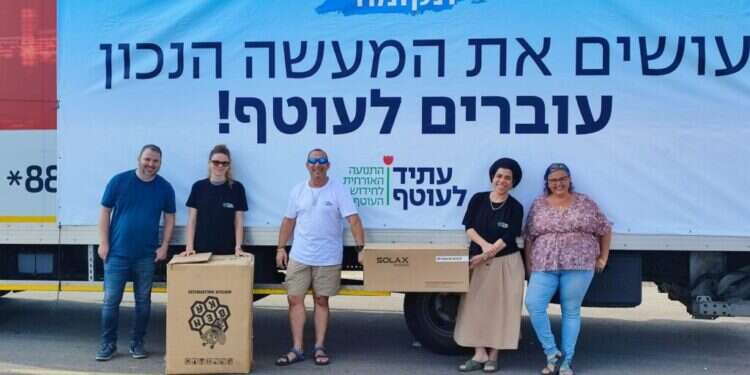 המשאית בכניסה למתחם מנהלת תקומה, משמאל: מורן ברנס וליאורה בן־צור. צילום: עתיד לעוטף בדרך הביתה: שיקום 21 יישובים בעוטף עזה יוצא לדרך