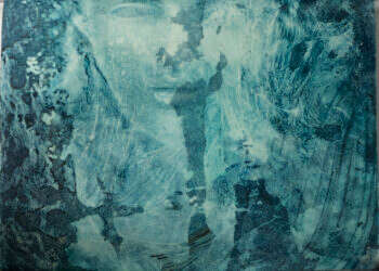 הקיר החיצוני שחוצץ בינה ובין בני האדם שקפאו מכריח אותה לחיות חיים אמיתיים יותר. חניתה אילן, מתוך המיצב "בגללי הים סוער", 2022